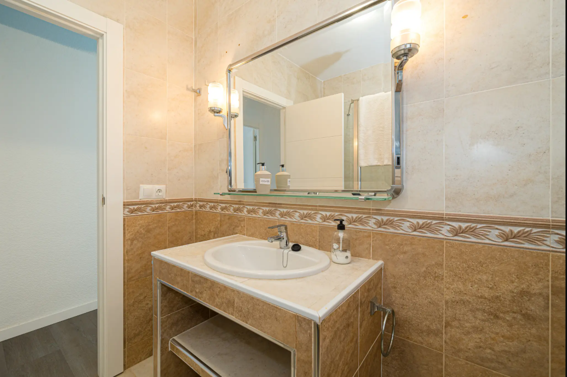 Baño completo del apartamento Cervantes