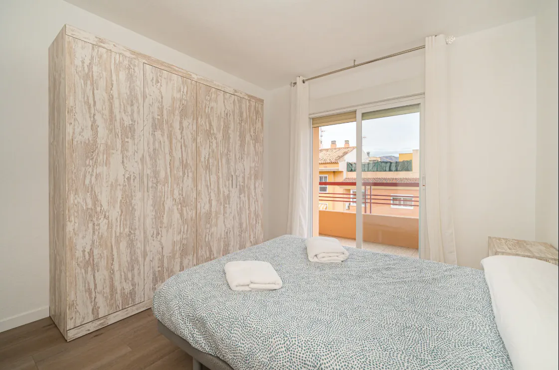 Dormitorio principal con salida al balcón